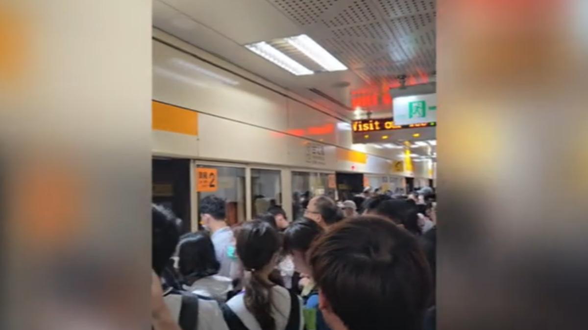 月台擠滿人,都是被請下車的旅客。(圖/@jingfeng0156授權提供)