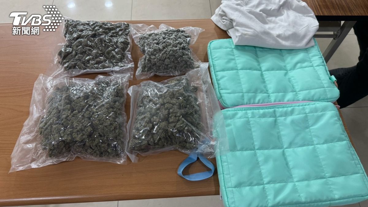 運毒集團試圖以電腦包名義闖關,直接將毒品藏在電腦包內,而這四個電腦提包內夾藏1.2公斤大麻花,市值近300萬元,最終還是未能逃過海關檢查。(圖/TVBS)