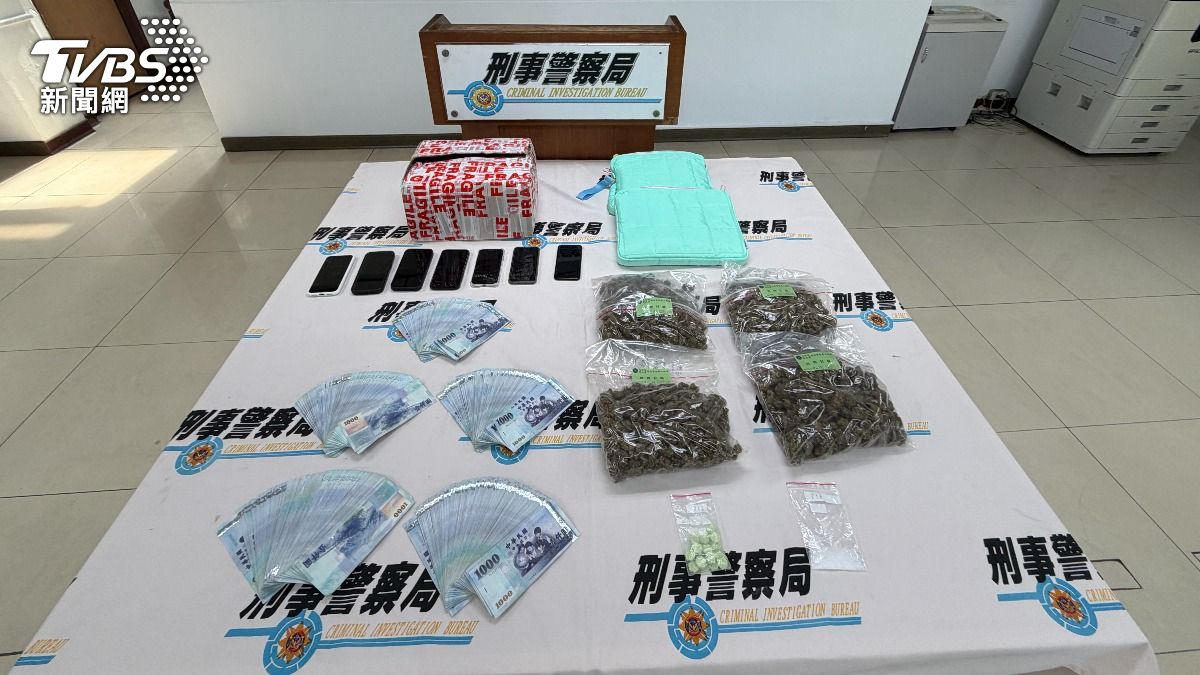 想用電腦包名義闖關,但手法粗糙,直接把毒藏在包包內,真的是太天真,只是逮捕過程中相當驚險,員警差點被車撞傷,還好只開了一槍,就將嫌犯逮捕,成功斬斷這跨國毒品鏈。(圖/TVBS)
