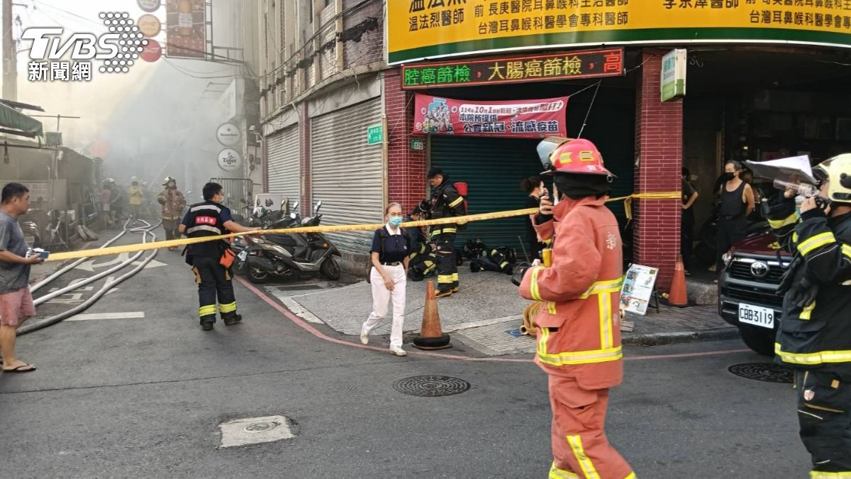 警消拉起封鎖線灌救。(圖/TVBS)