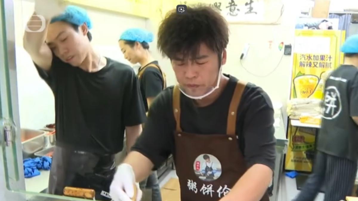 「粥餅倫」真名叫白獻英，路邊小攤已升級為店面。（圖／TVB）