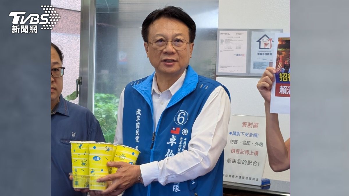 卓伯源帶著四杯珍奶表示，珍奶象徵著世界和平。（圖／讀者提供）
