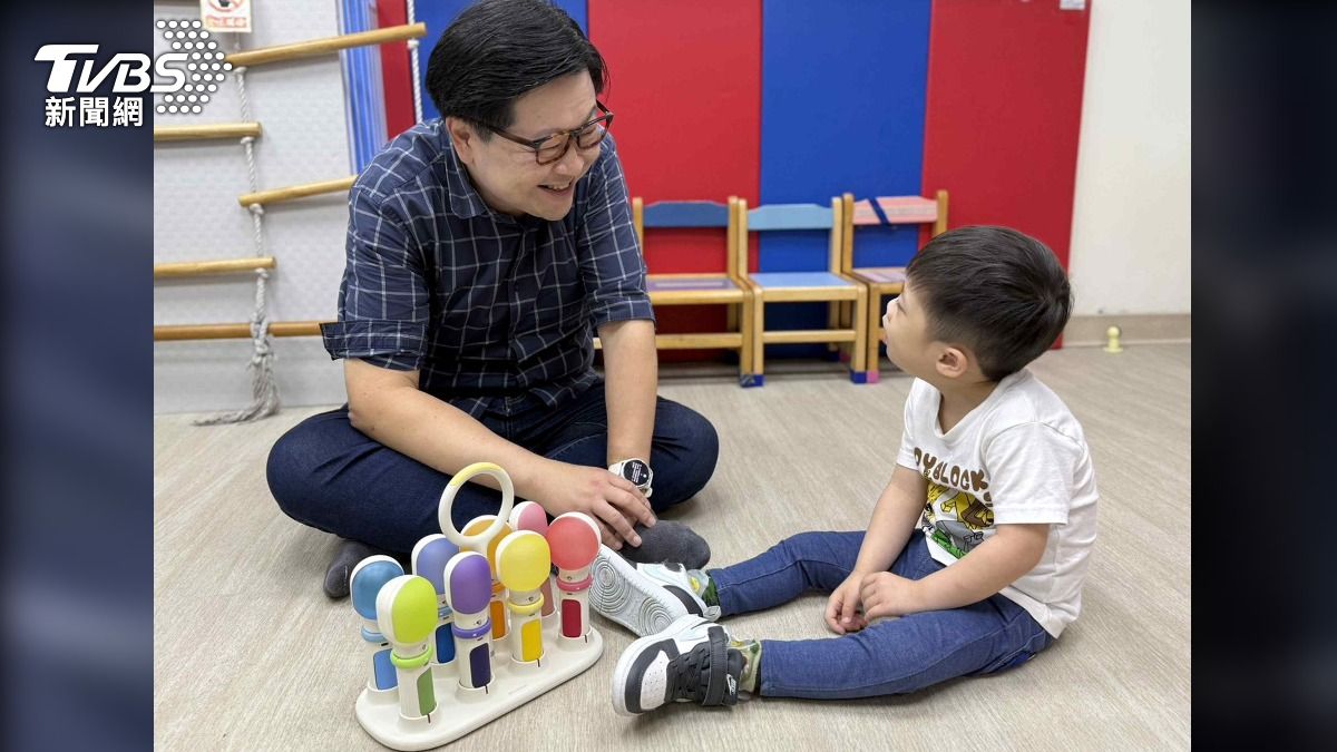 「BALABIBOP」是以音樂為媒介，設計出結合遊戲與互動回饋的復健工具，讓唐氏症兒童在愉悅的體驗中訓練手部控制力，提升參與度與學習動機。(圖/ 東海大學 提供)