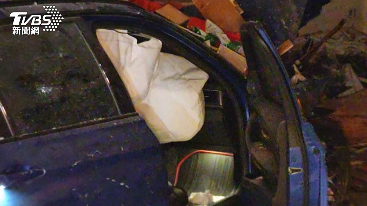 43歲男凌晨猛撞茶行!87歲嬤遭撞喪命 警在車上搜出「電子煙」。(圖/TVBS)
