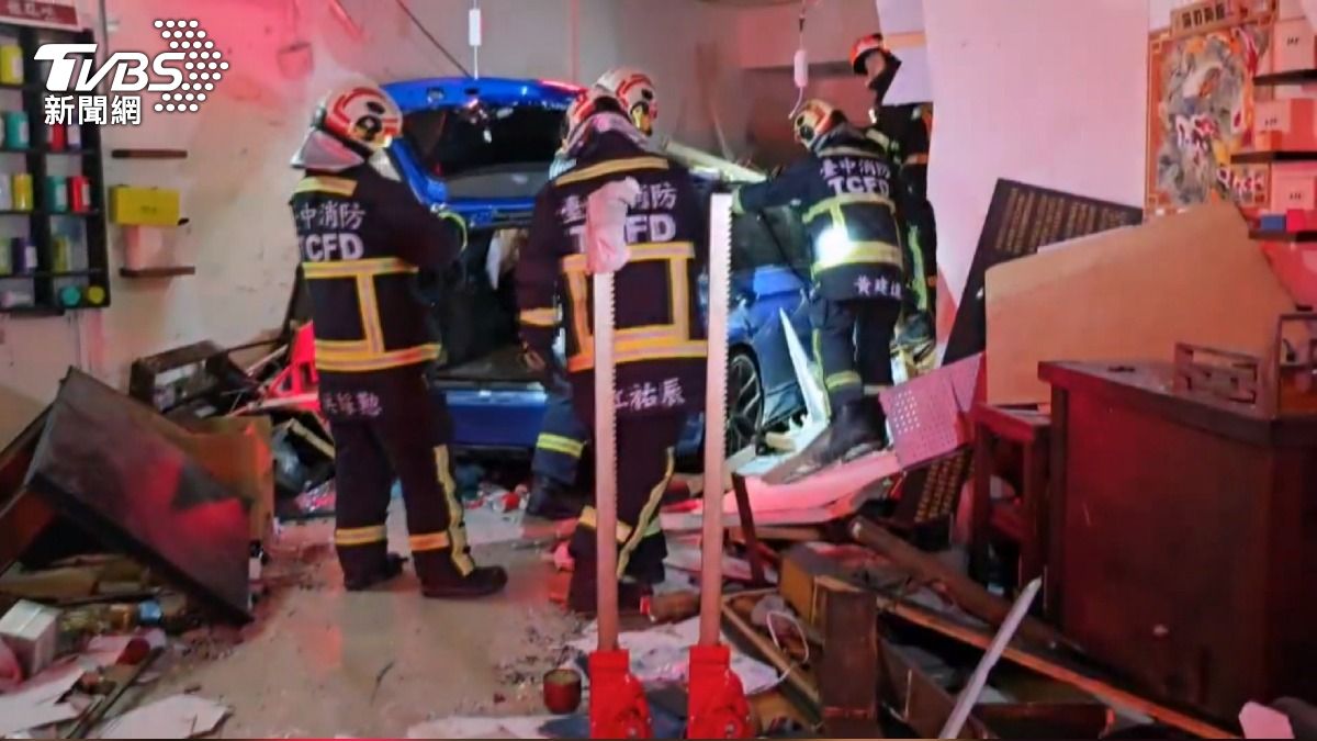 凌晨無煞車撞茶行!43歲男「衝進臥室」87歲嬤遭撞喪命。(圖/TVBS)