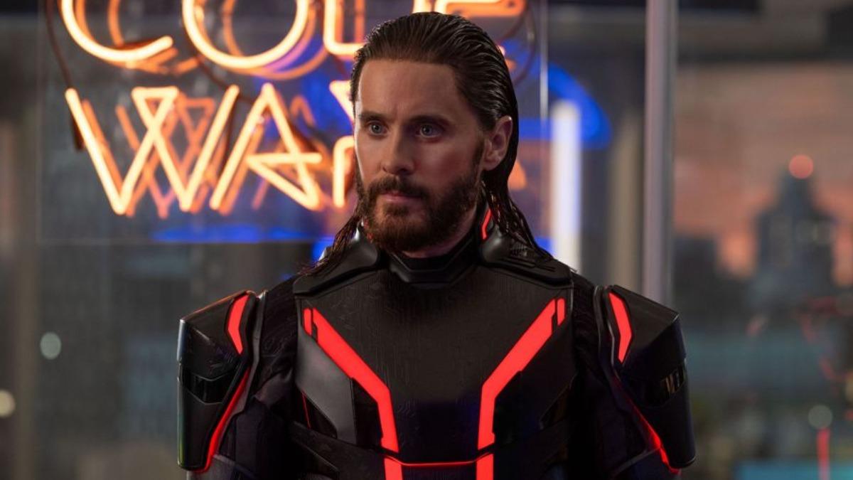 《創:戰神》傑瑞德雷托成AI戰士。(圖/迪士尼提供)