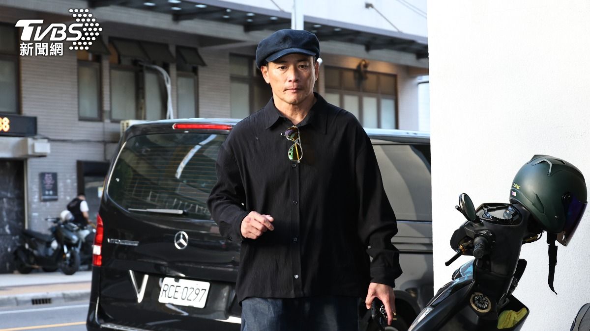 演員江宏恩9日下午抵達顏正國的靈堂。（圖／張哲鳴攝）