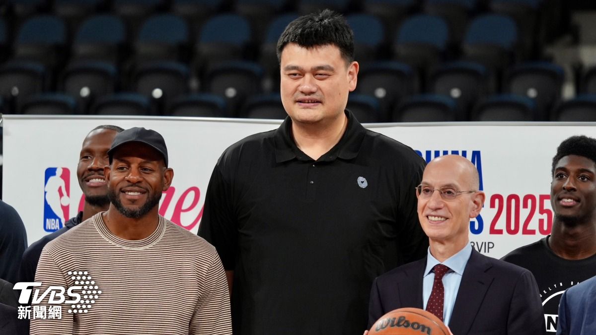 中國傳奇球星姚明、勇士退役球星伊古達拉(Andre Iguodala)和NBA總裁席佛(adam silver)合影。(圖/區國強攝)