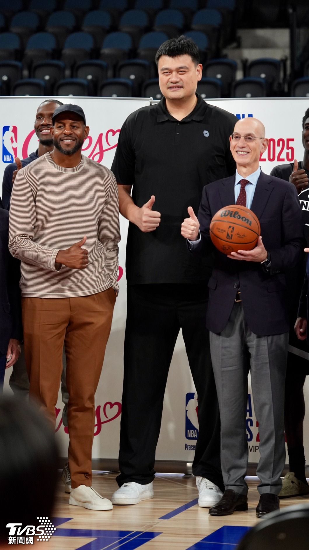 中國傳奇球星姚明、勇士退役球星伊古達拉(Andre Iguodala)和NBA總裁席佛(adam silver)合影。(圖/區國強攝)