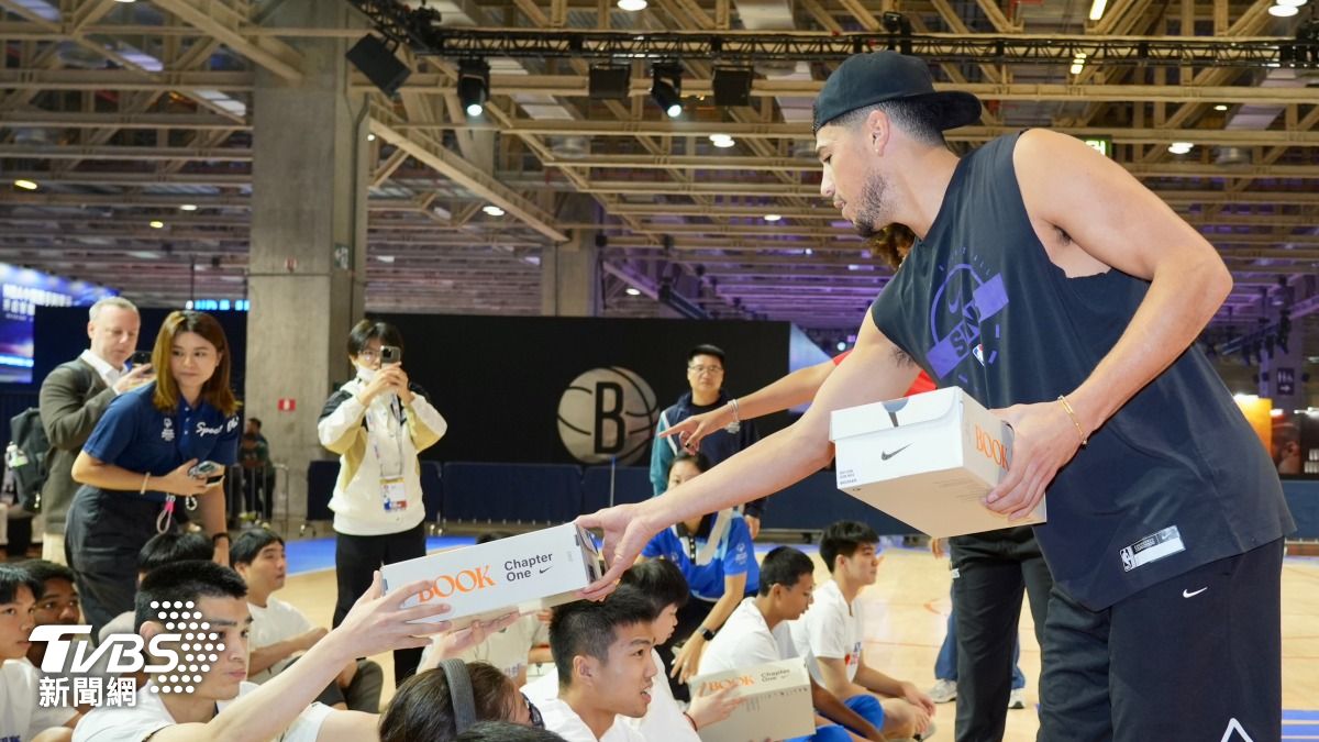 NBA當家球星布克送給特殊奧運的孩子球鞋。(圖/區國強攝)