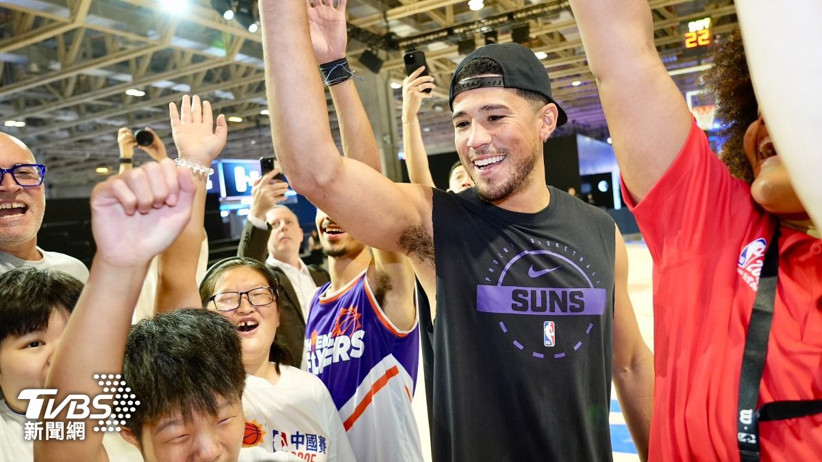 NBA當家球星布克和特殊奧運的小朋友互動。(圖/區國強攝)