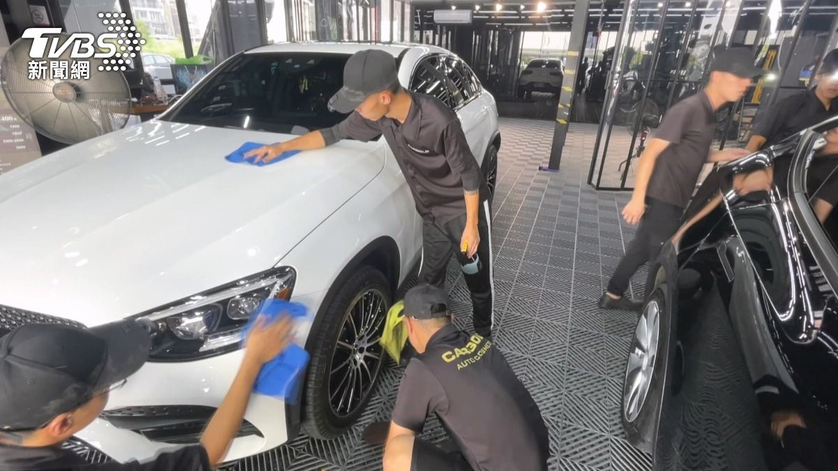 外觀方面要先評估車漆的軟硬度,內裝則要考量座椅皮革材質。(圖/TVBS)