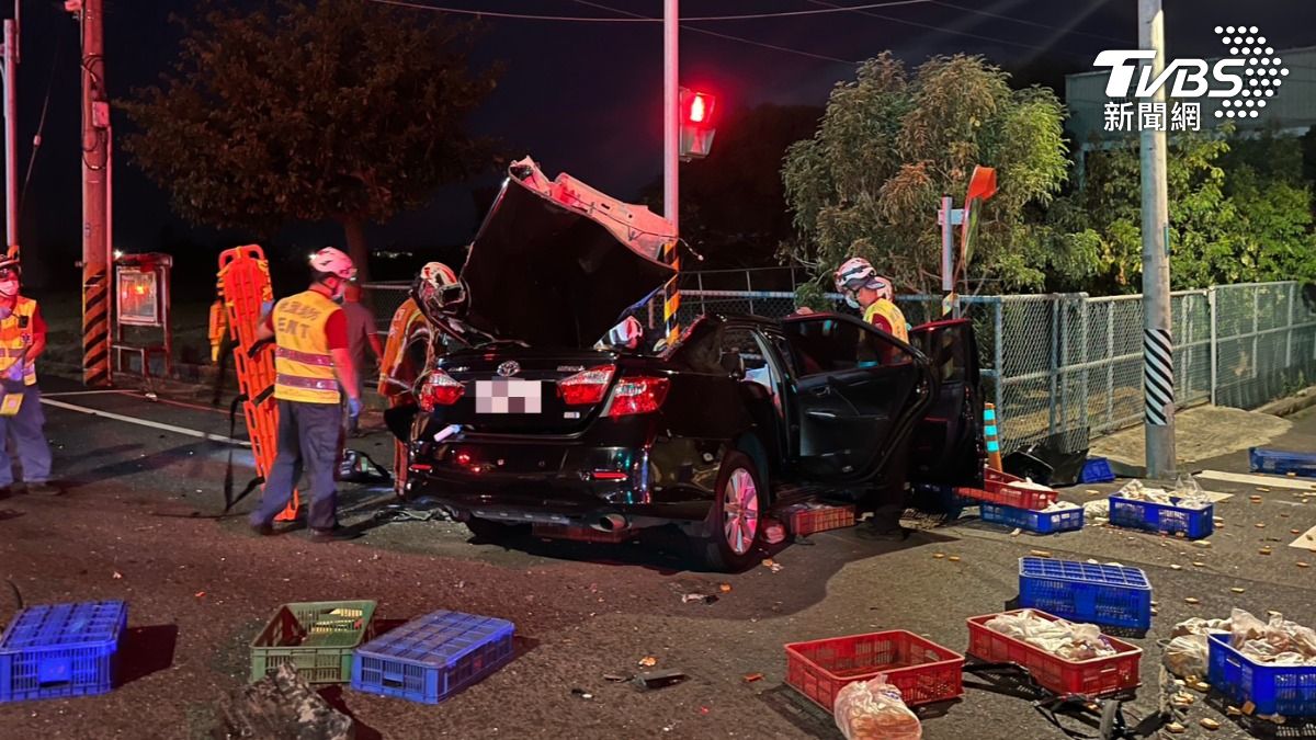 沒看到紅燈? 撞毀貨車，轎車駕駛重傷亡。（圖／TVBS）