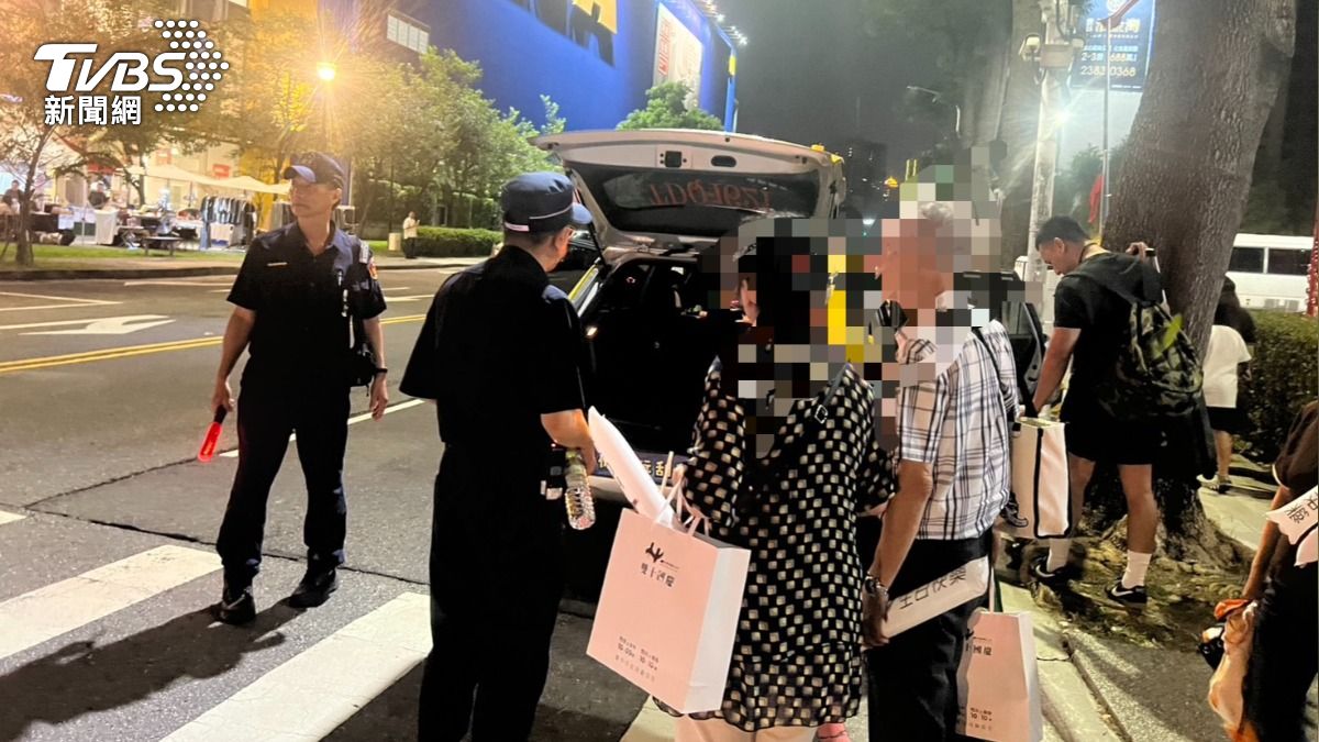 一對70多歲的日本僑民夫婦，來台中參加國慶晚會，但因在人群中太久體力不支，警方協助引導。（圖／TVBS）