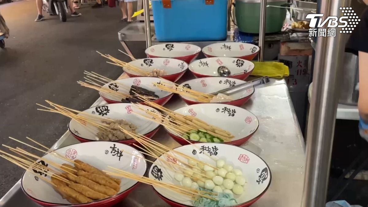 民眾夜市買缽缽雞串，回去發現沒完全退冰，吃完還拉肚子，衛生局也到場稽查。（圖／TVBS）