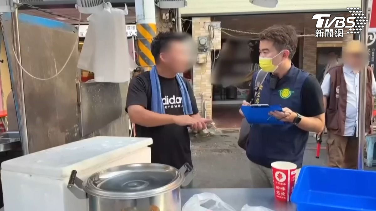 衛生局到場稽查採樣，結果還沒出爐，先發現容器不合規定先開罰至少3萬。（圖／TVBS）