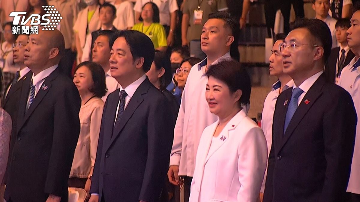 總統賴清德、立法院長韓國瑜、副院長江啟臣、台中市長盧秀燕同框唱國歌。(圖/TVBS)