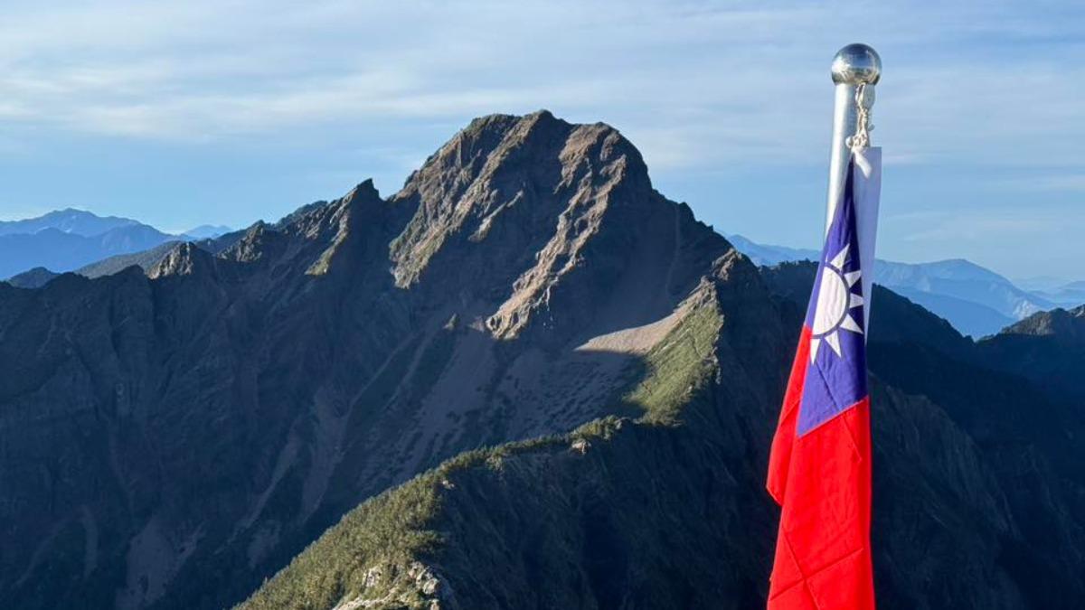 全台最「高」國慶儀式!玉山北峰迎晨光 山友曬大國旗超感人