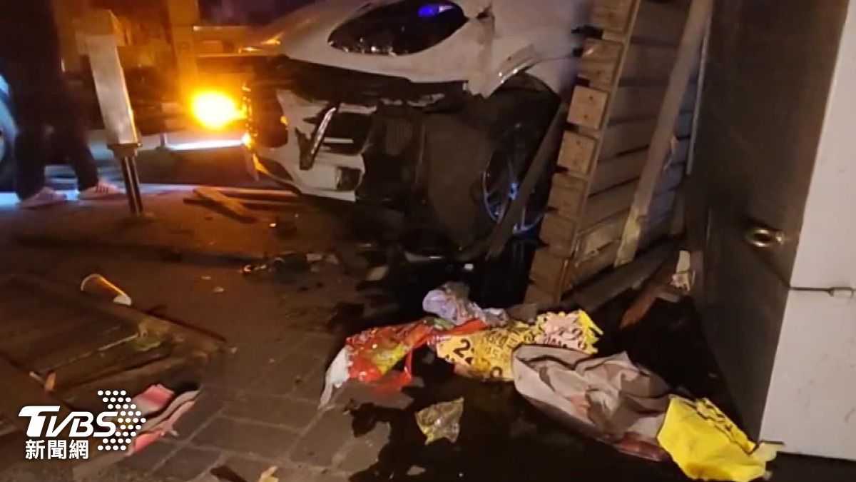 保時捷車頭嚴重受損。(圖/TVBS)