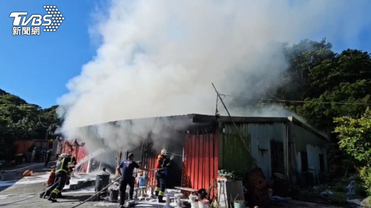基隆宮廟火災全面燃燒!爆炸聲不斷 濃煙直竄天際