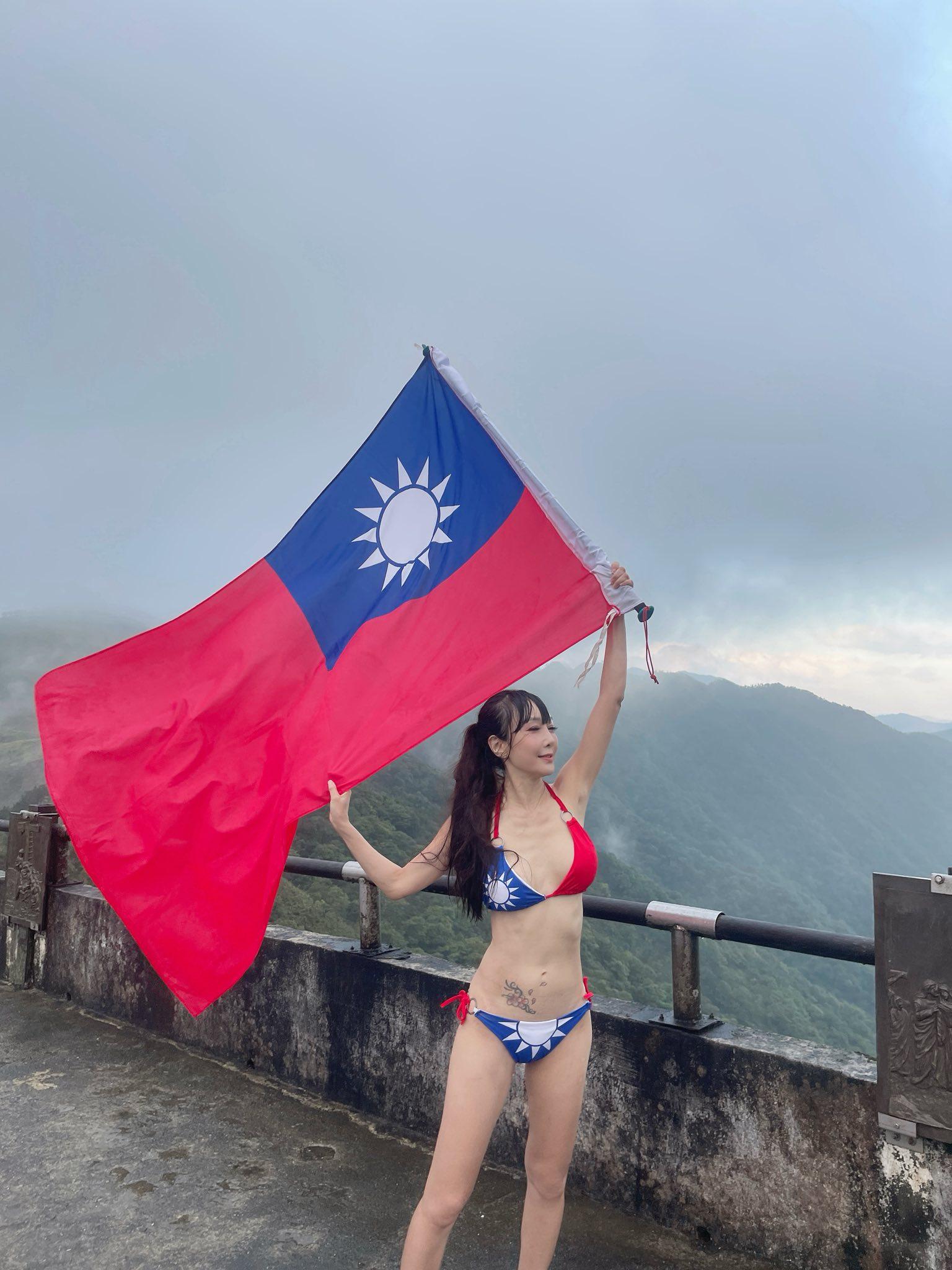 胡文英身穿國旗比基尼登抹茶山賀國慶。（圖／翻攝自胡文英臉書粉專）