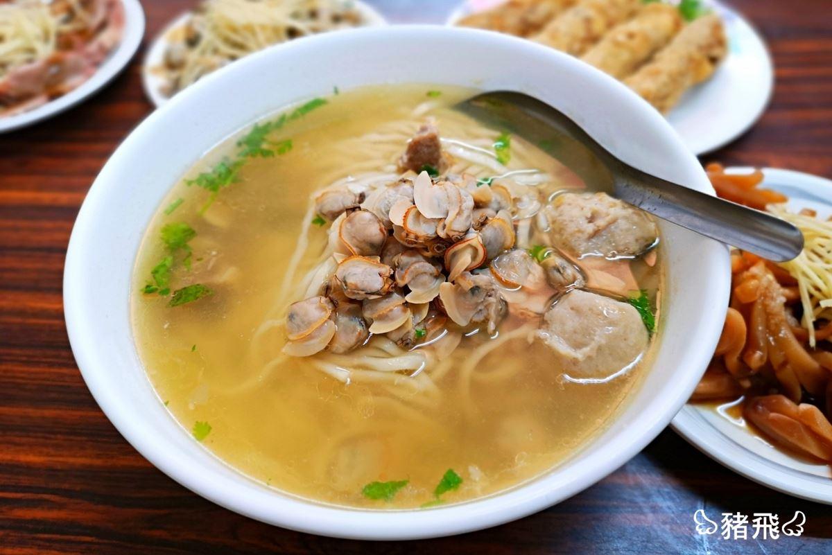 蛤仔麵湯頭鮮甜,最大特色是上頭放了許多去殼蛤仔。(圖/豬飛小姐的彩色生活)