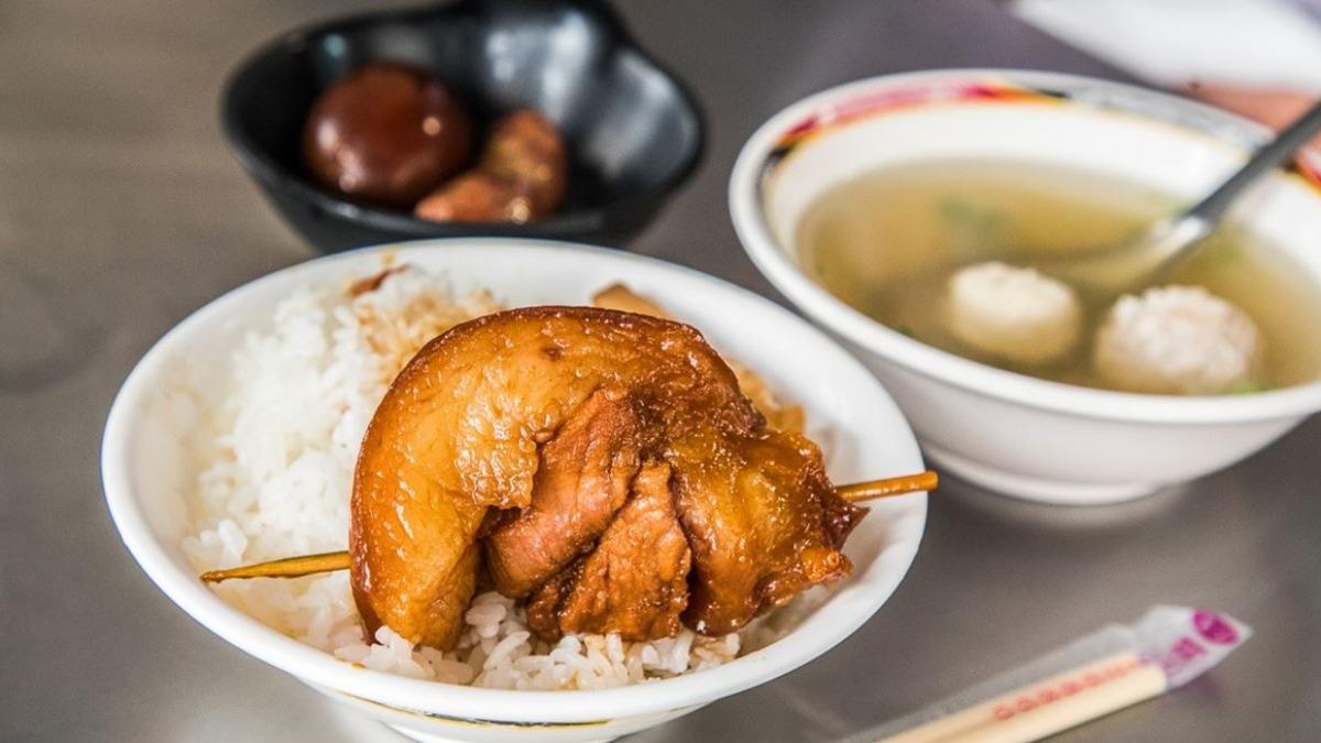爌肉飯色澤看起來超誘人,醬香濃郁,肉質軟嫩細緻,鹹甜鹹甜超下飯!(圖/大手牽小手玩樂趣提供)