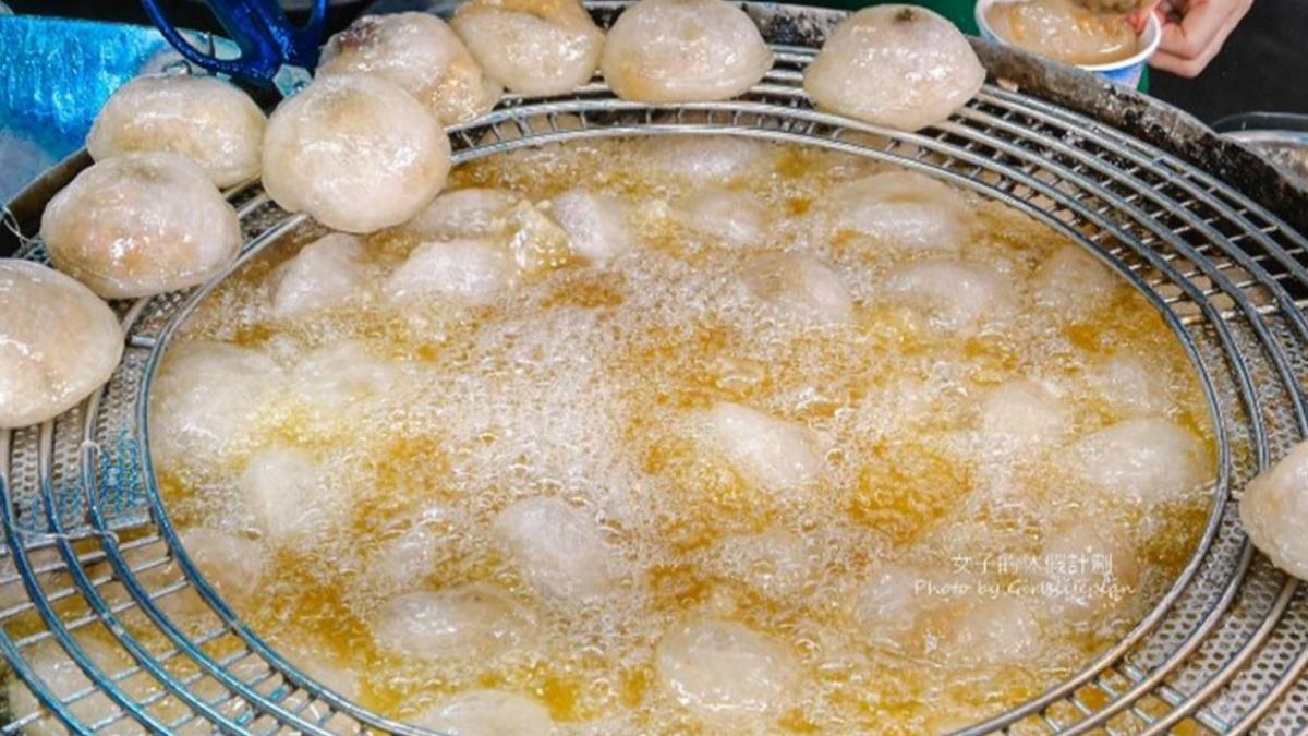 肉圓是先蒸再炸,蒸過的肉圓再一顆一顆丟入油鍋中油炸。(圖/女子的休假計劃提供)