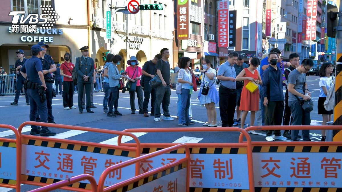 民眾排隊安檢後進場。(圖/胡瑞麒攝)