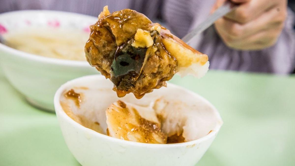 碗粿裡竟藏了巨無霸肉餡,口感很像肉圓的內餡,裡面還包了大香菇。(圖/大手牽小手玩樂趣提供)