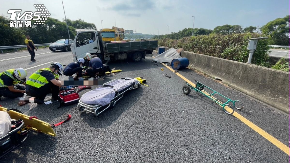 快訊／國3小貨車猛撞護欄　「2人疑噴飛痛苦躺地」全線封閉回堵