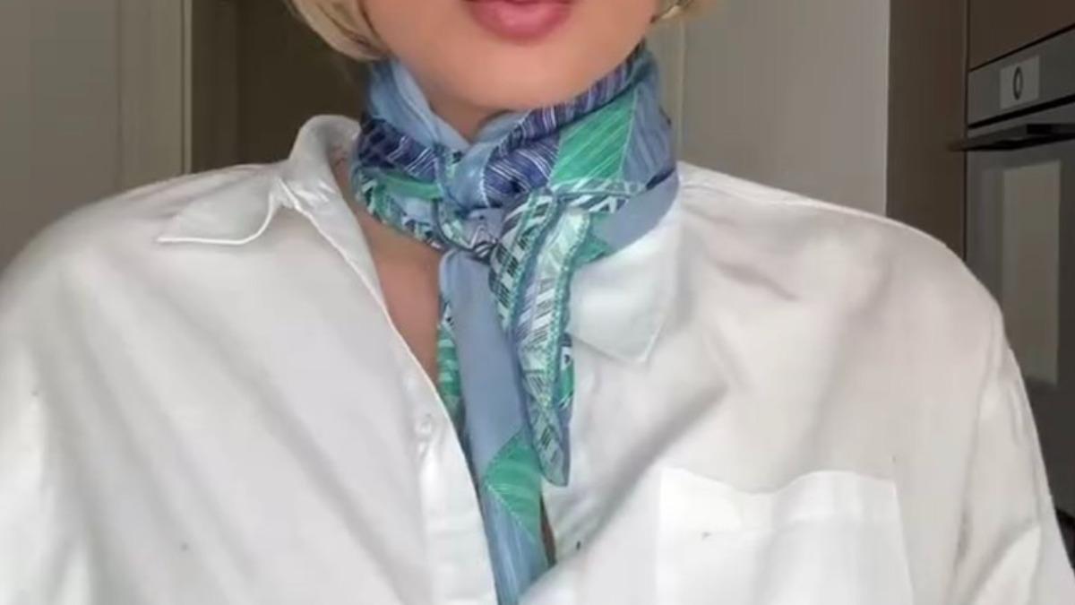 最經典的絲巾綁法就是繞在脖子上。(圖/翻攝自paulinakurka ig)