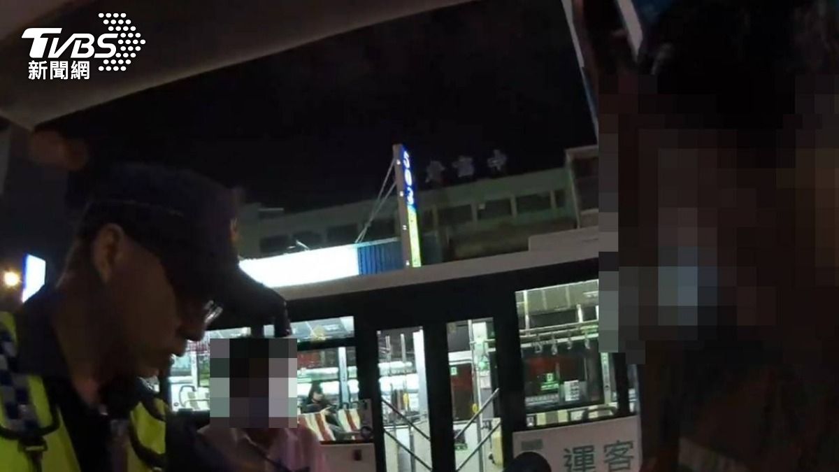 桃園男撞公車想逃，酒測值破表遭逮。（圖／TVBS）