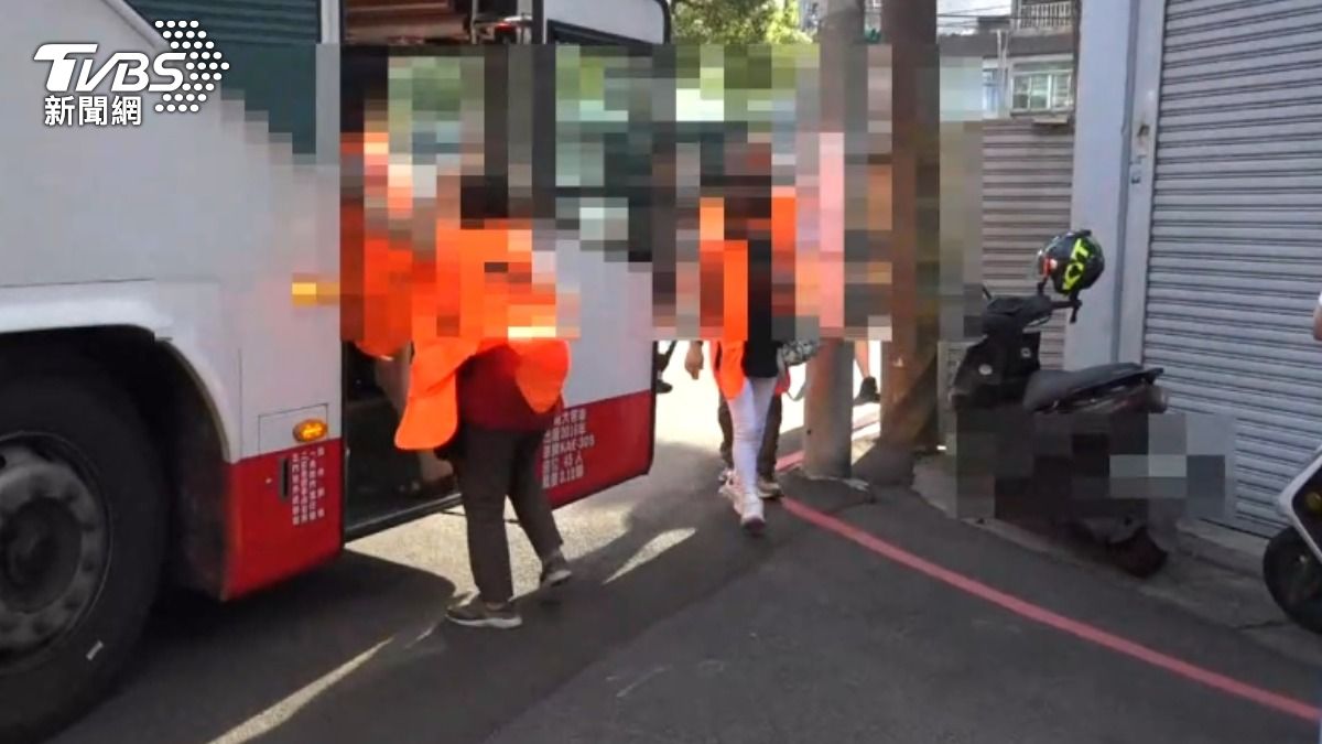 大批賭客一一上遊覽車送往警局。(圖/TVBS)