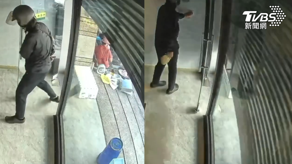 老闆剛踏入店內準備開店，正在上升的鐵捲門突然崩塌，再慢1秒恐遭「爆頭砸死」（圖／TVBS）
