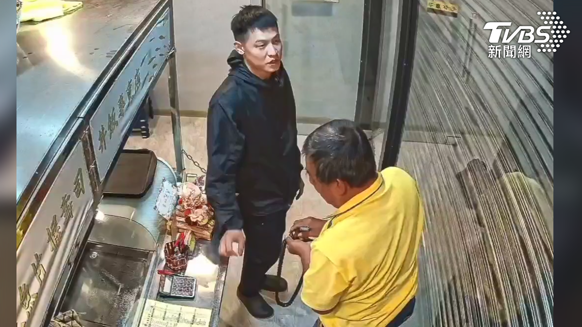 老闆也連忙請來師傅維修，發現是馬達鐵那邊會生鏽，鐵鍊移位會被磨斷（圖／TVBS）