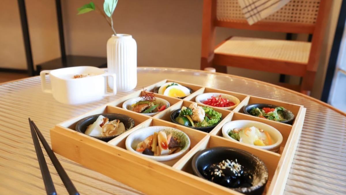 早餐以在地食材烹調9款小菜搭配白粥。(圖/旅幸福-台南館提供)