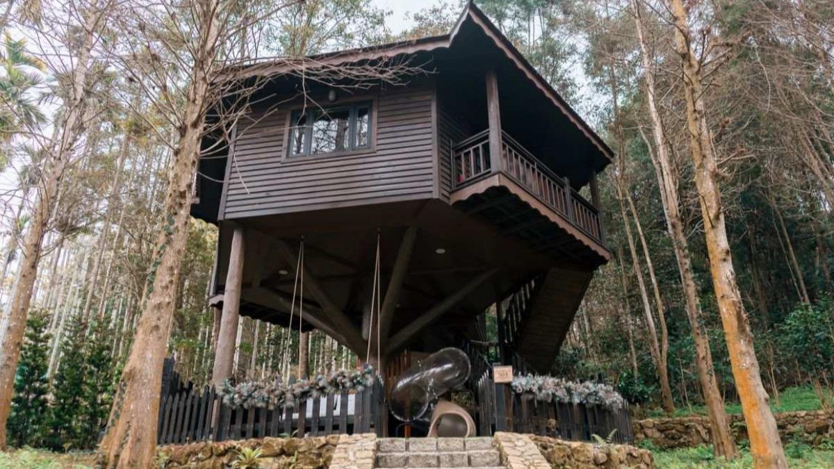樹屋房型可溜滑梯下樓。(圖/森堡萊夫莊園 Senboard Manor)