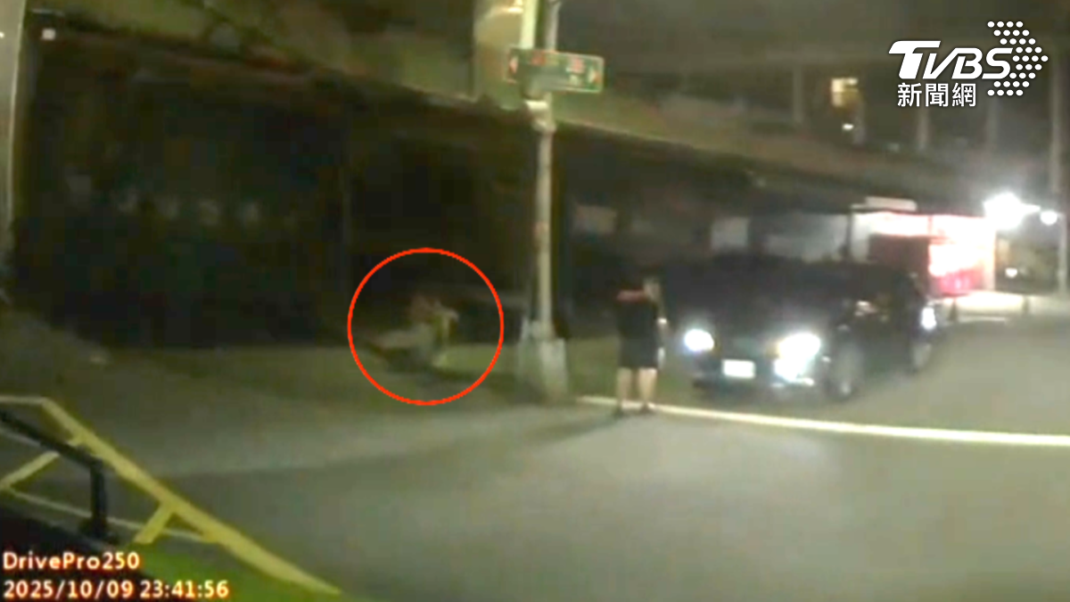 救護車緊急到場,要把受傷的少年送醫治療,被棍棒毆打之外,左肩和左手臂,有2處刀傷(圖/TVBS)