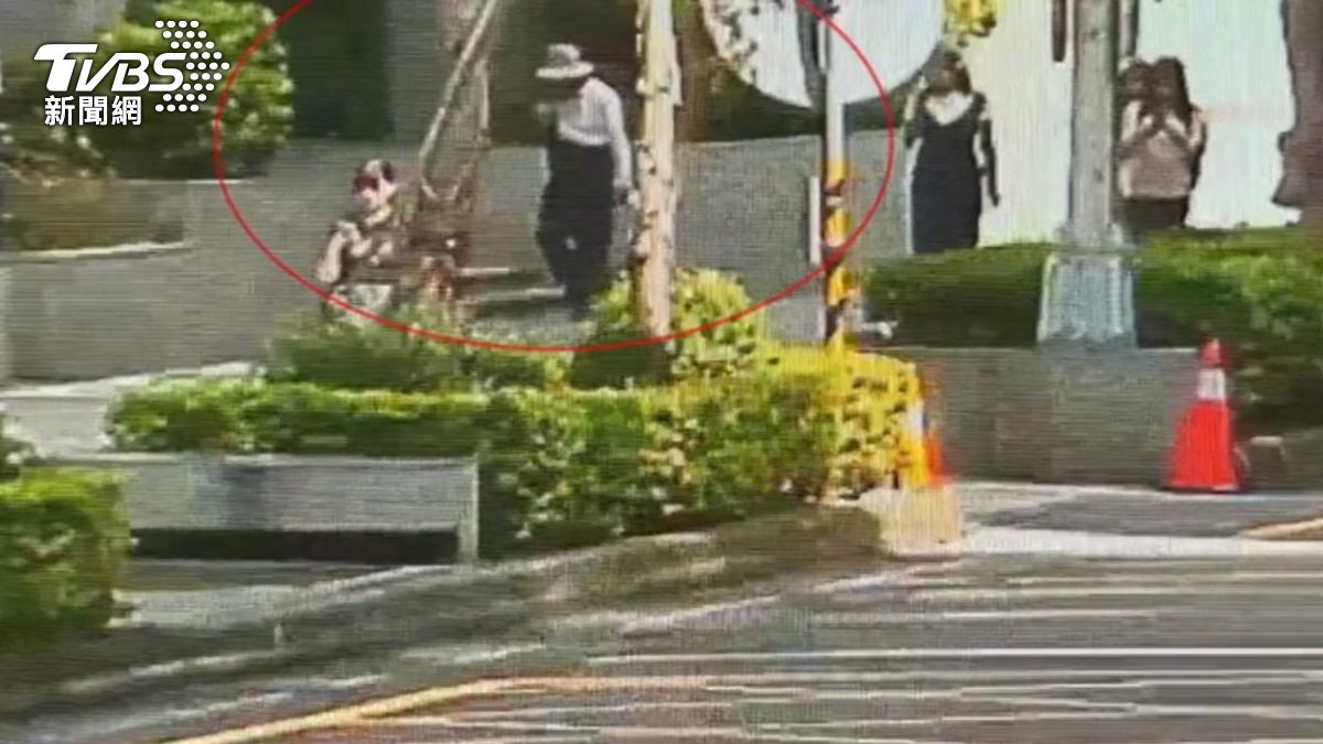 偷走整箱佳德鳳梨酥，68歲鄭男投案。（圖／TVBS）