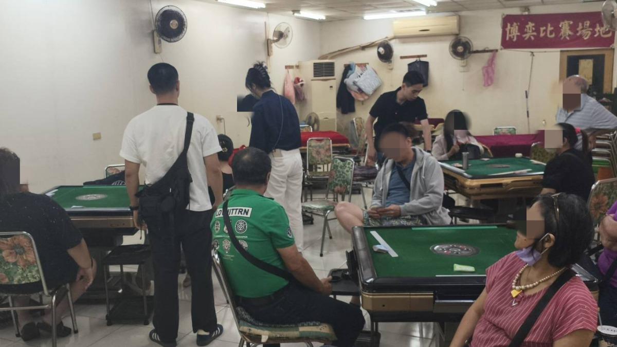 警攻堅連撬2門,抓到60人聚賭。(圖/警方提供)