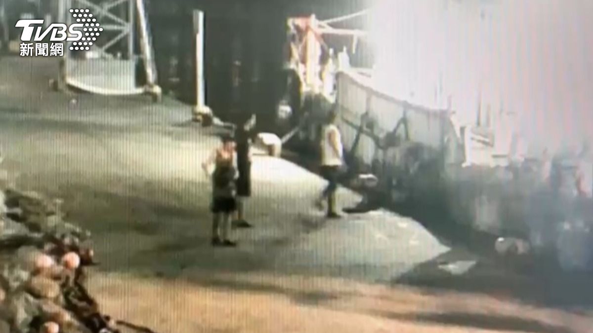 印尼籍漁工下船跟大陸籍漁工爆發口角。(圖/TVBS)