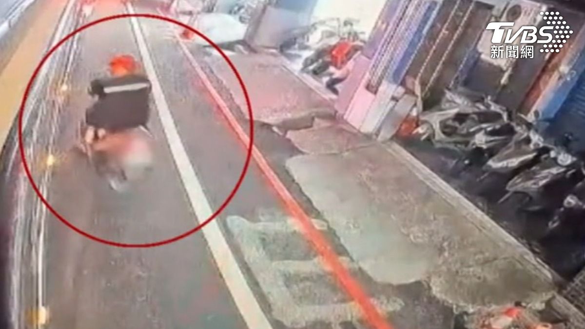 黃姓男子酒後騎車上班，自撞公車一度想肇事逃逸。（圖／TVBS）