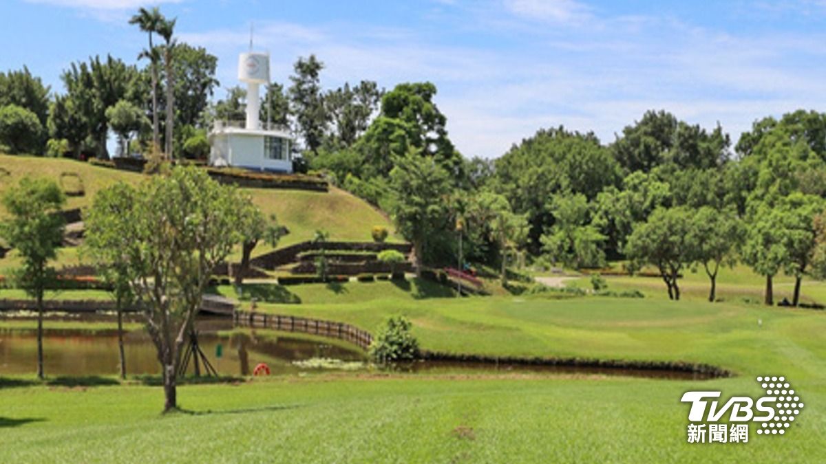 綠草與水塘交織,呈現果嶺自然公園的開闊景致。(圖/TVBS)