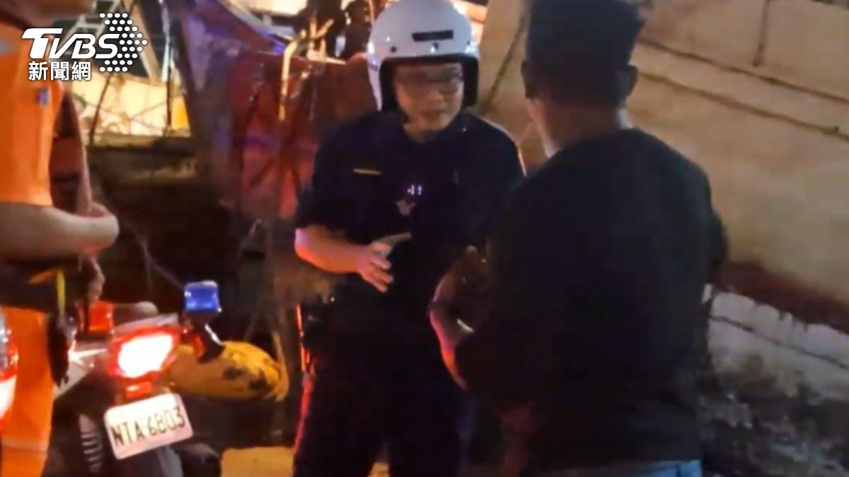 印尼籍漁工向員警解釋衝突原因。(圖/TVBS)