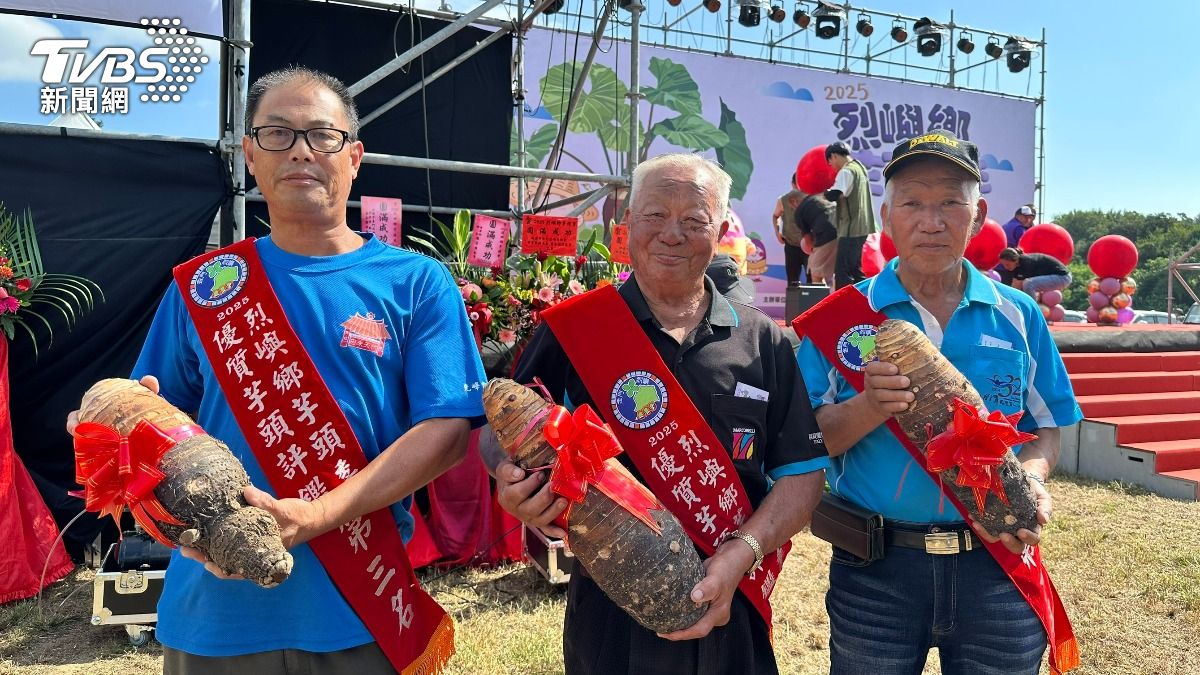 頒發優良芋頭評鑑前三名，第一名（中間）重達5.08公斤。（圖／程子奕攝）