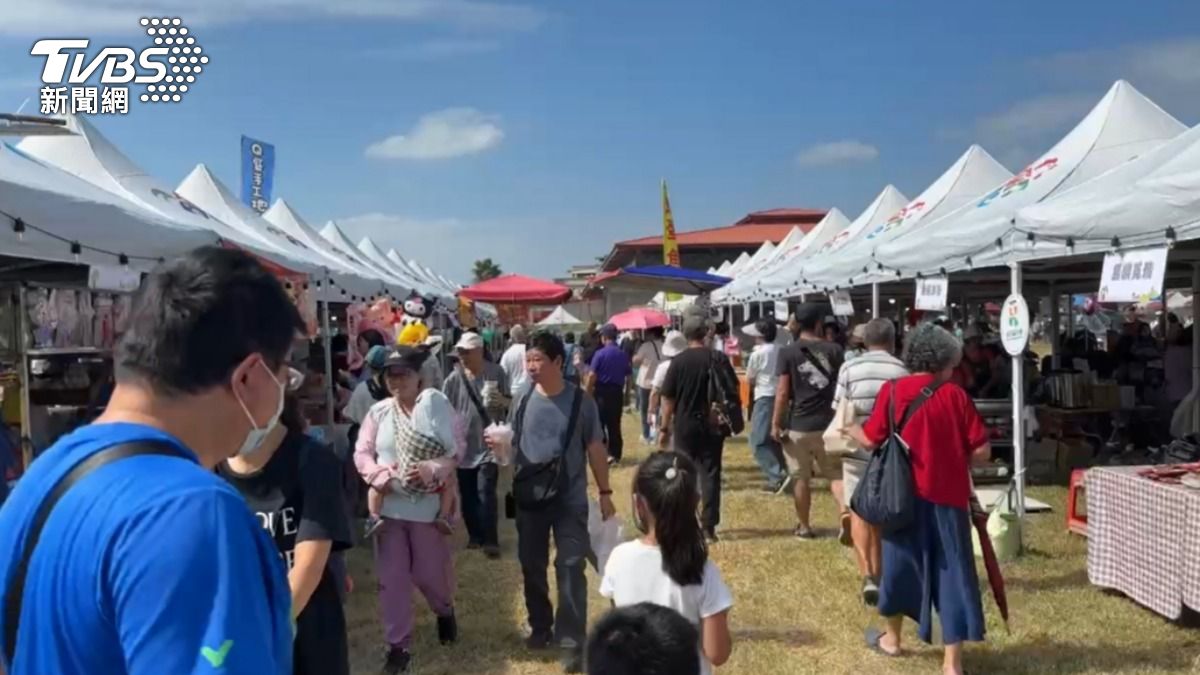 美食市集吸引許多遊客。（圖／程子奕攝）