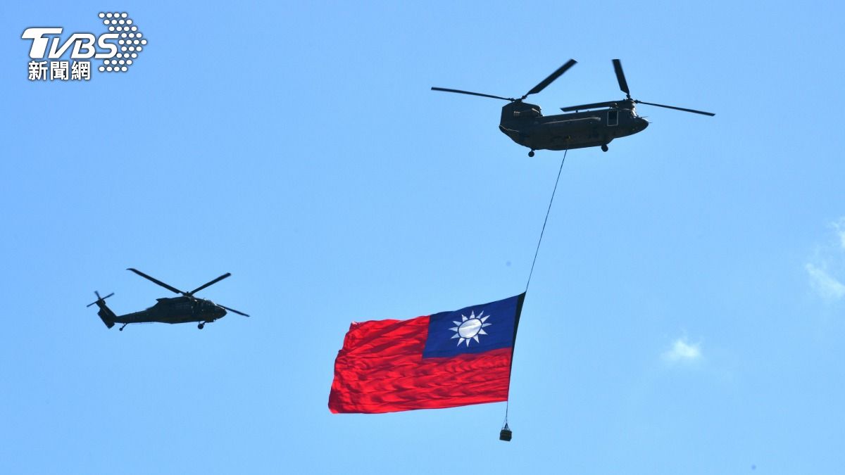 國慶大會亮點之一,就是巨幅國旗空中穿越觀禮台。(圖/胡瑞麒攝)