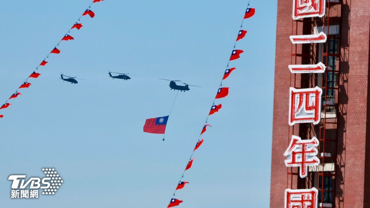 巨幅國旗空中飛越總統府前方廣場上空。(圖/潘建樺攝)