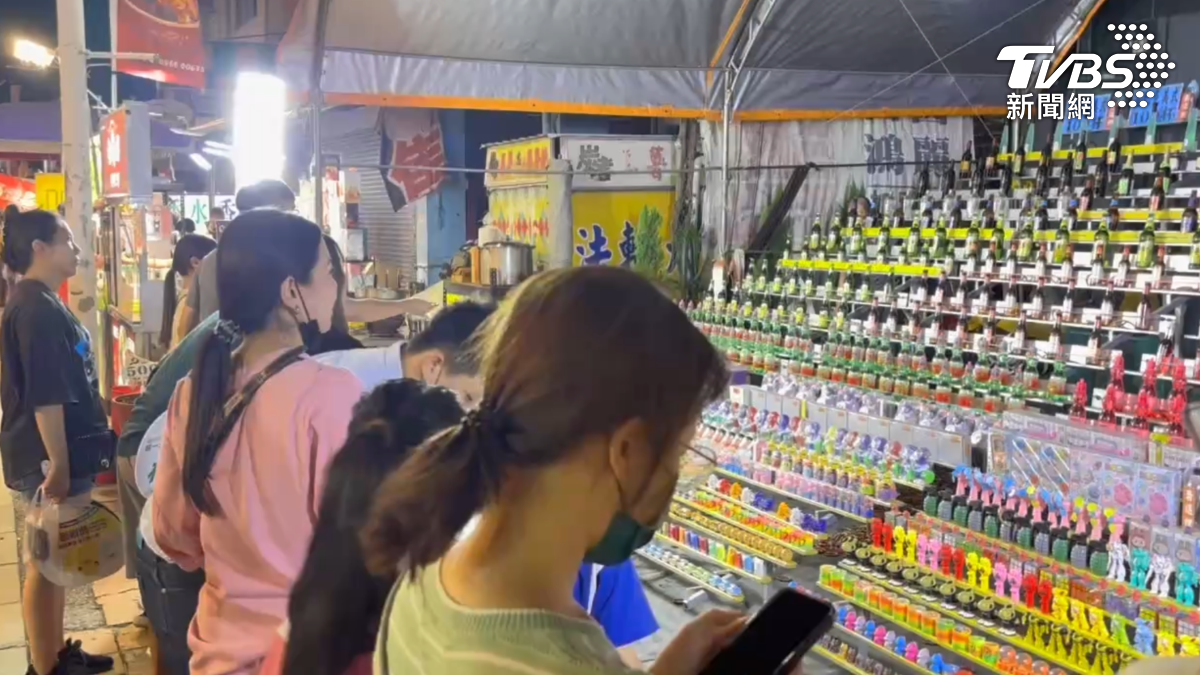 很多遊客都行下腳步來試試運氣,看看能否中大獎(圖/TVBS)